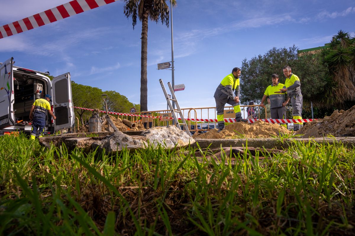 Trabajos de reparación de la avería en una tubería de agua en Puerto Real. Trabajos de reparación de la avería en una tubería de agua en Puerto Real.
