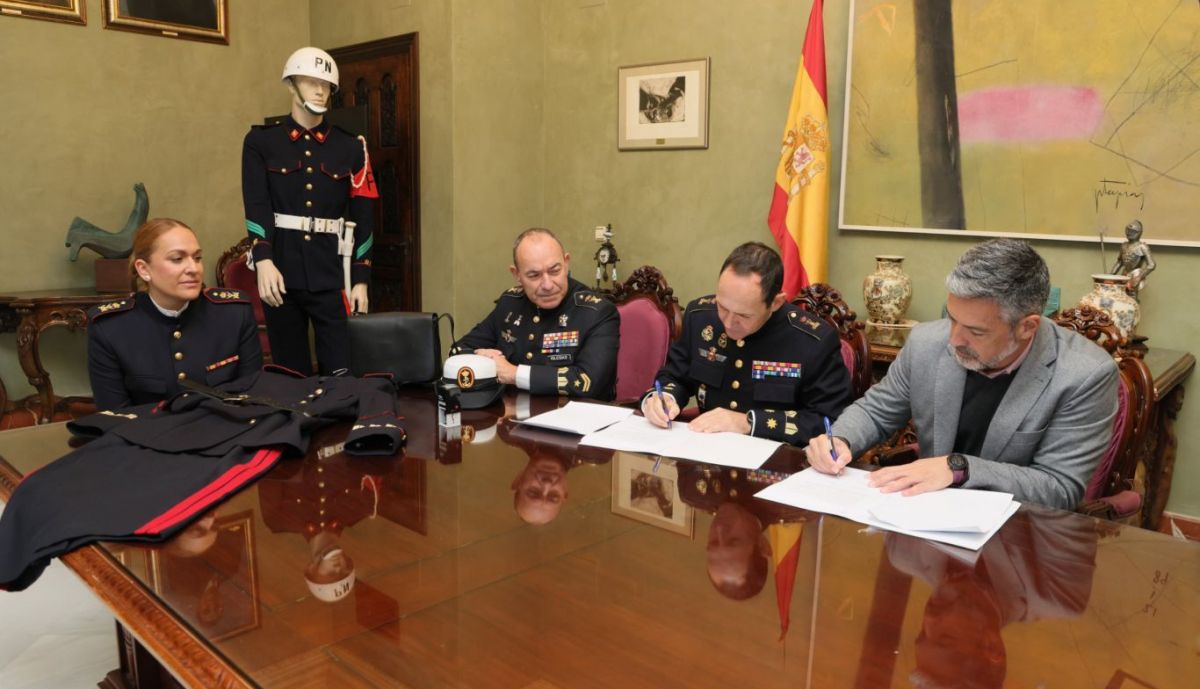 La Armada Española dona uniformes para el nuevo espacio cultural de Rota.