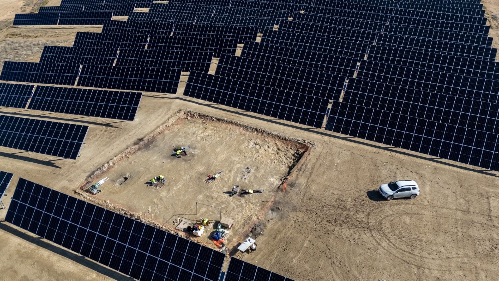 La planta solar y el espacio donde ha parecido la necrópolis. La planta solar y el espacio donde ha parecido la necrópolis.