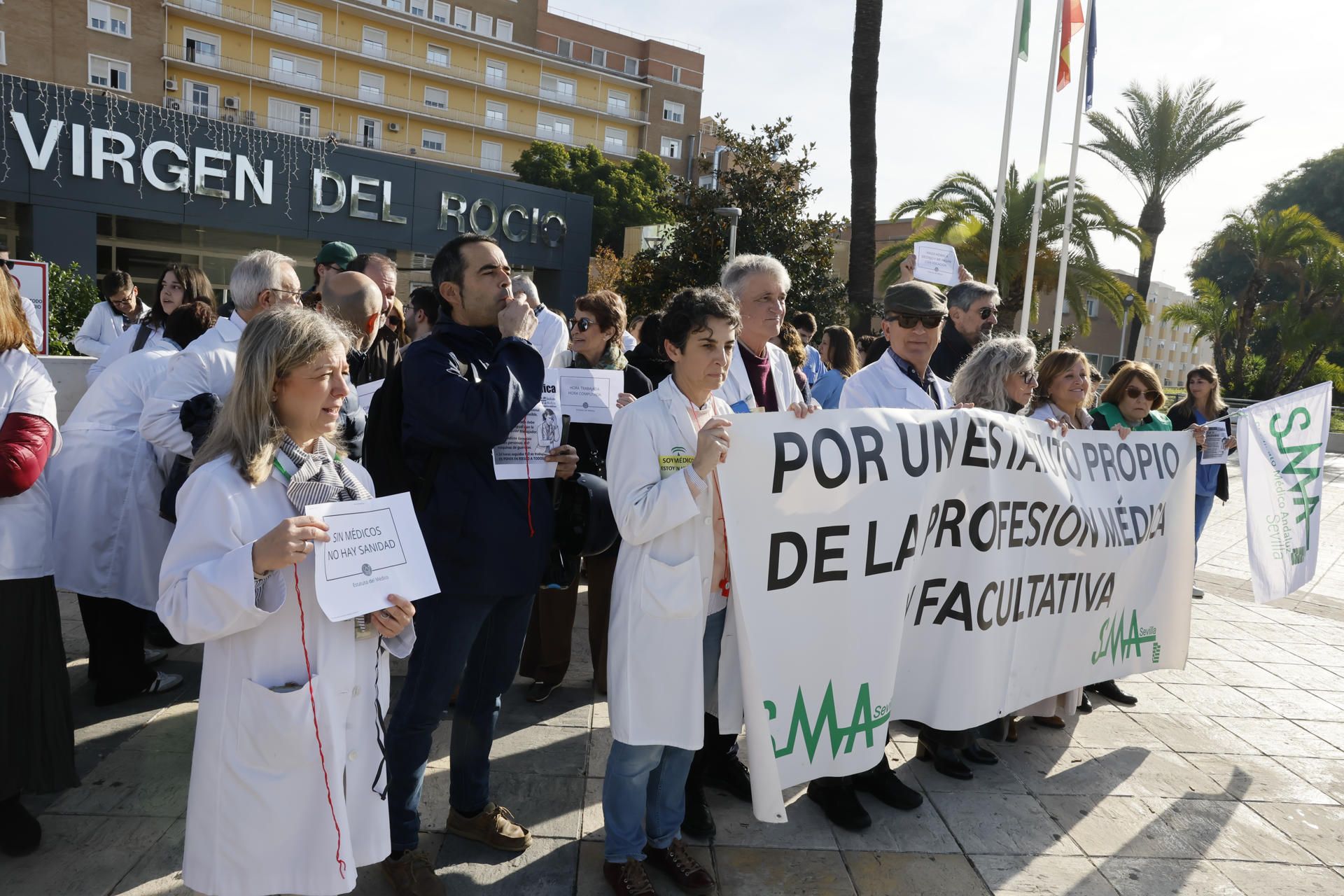 Médicos durante la primera jornada de huelga, en el Hospital Virgen del Rocío de Sevilla.