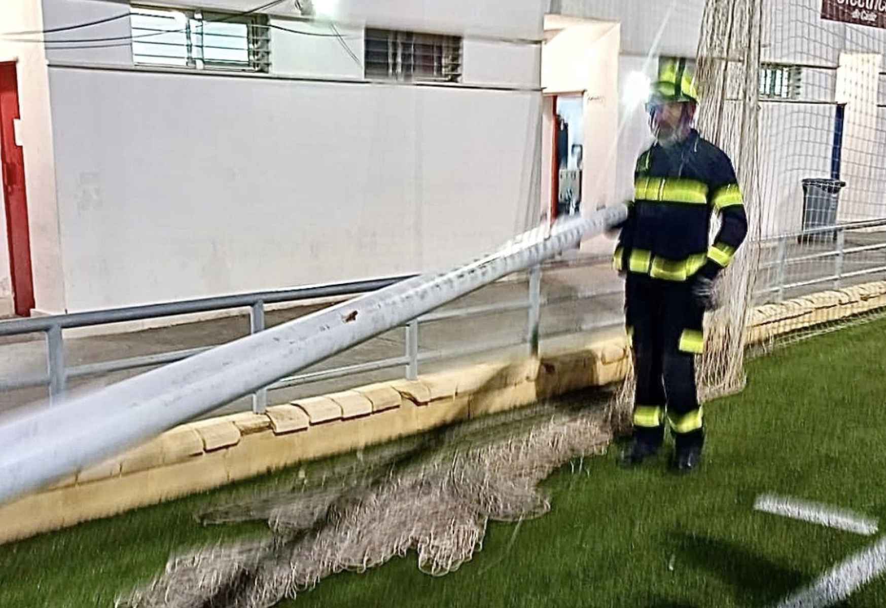 Bomberos, revisando el poste tras la caída.
