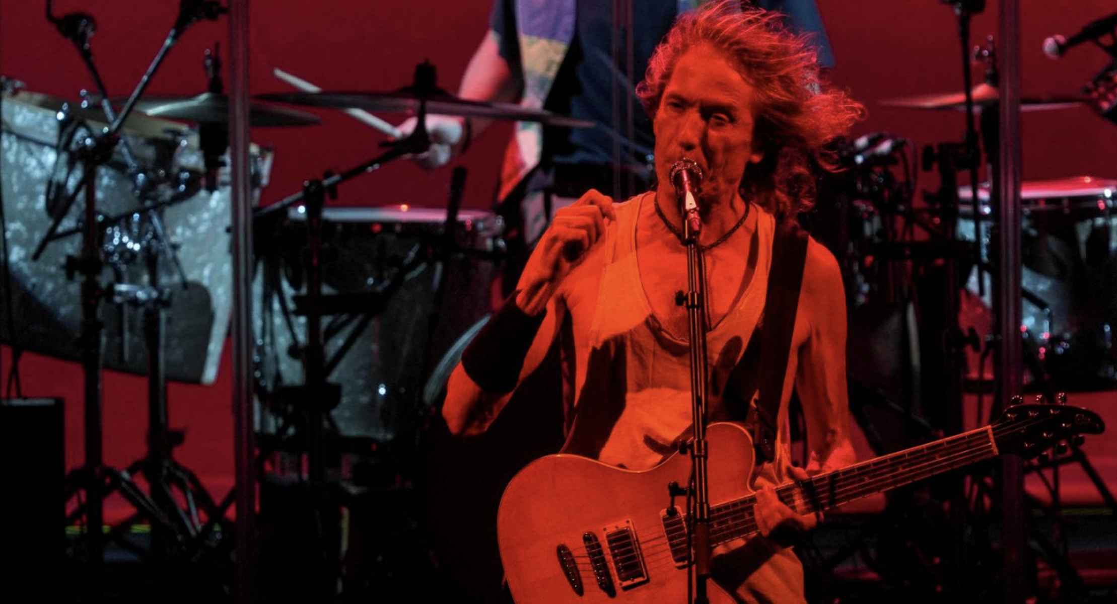 Robe Iniesta, en una de sus actuaciones.