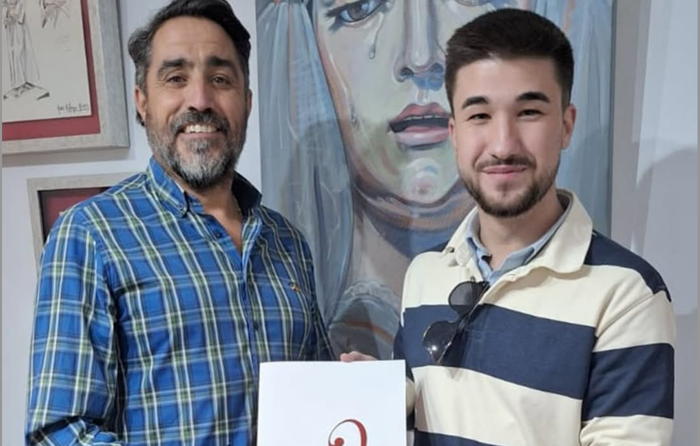 El hermano mayor de la cofradía y le director de la banda tras la firma del contrato. El hermano mayor de la cofradía y le director de la banda tras la firma del contrato.