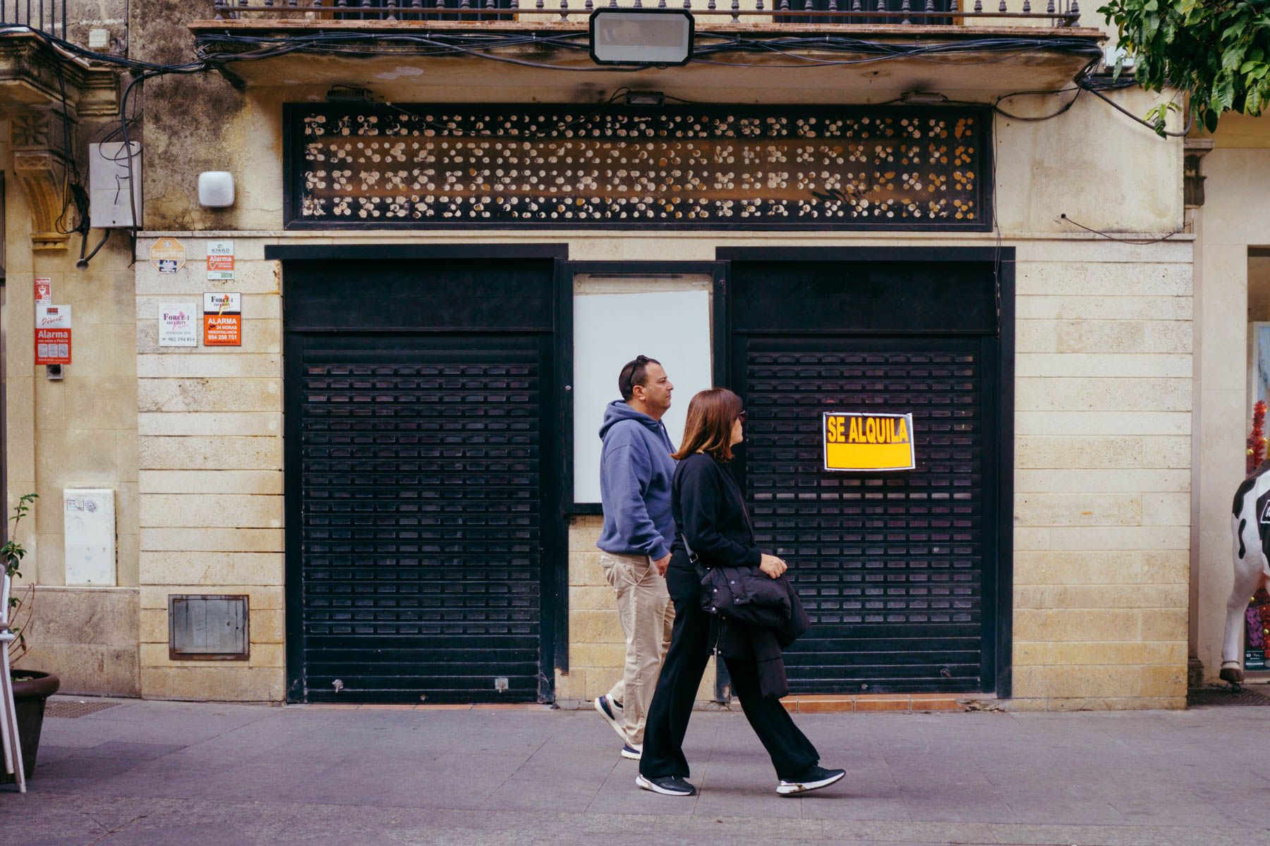 El local de Cien Montaditos cerrado y con el cartel que se alquila.