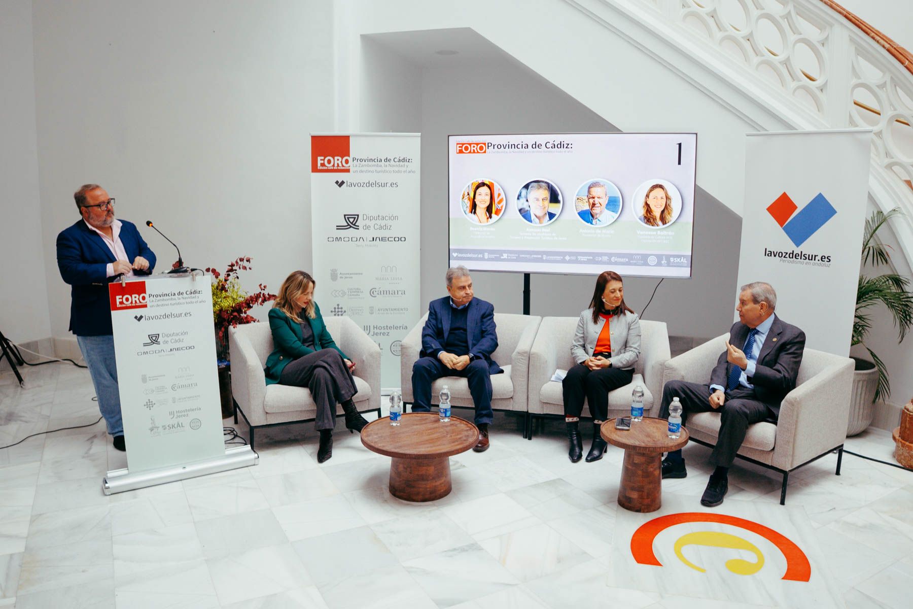 Primera mesa del foro, con Vanesa Beltrán, Antonio Real, Beatriz Morón y Antonio de María.