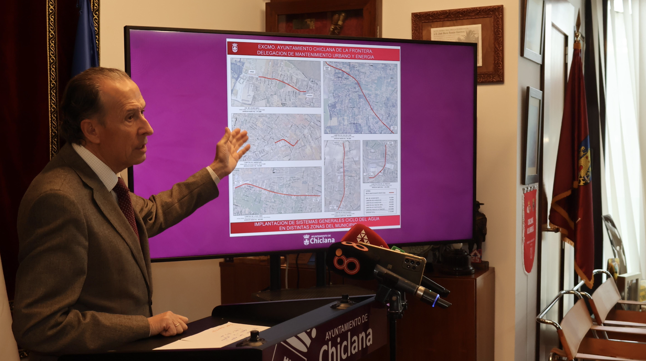 El alcalde explicando las actuaciones que se llevarán a cabo. El alcalde explicando las actuaciones que se llevarán a cabo.