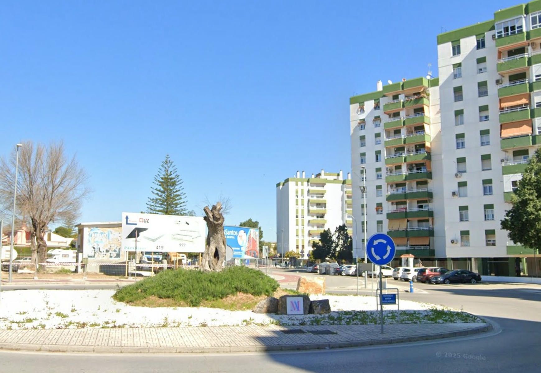 La rotonda de María Auxiliadora, entre Ángel Mayo y García Lorca. La rotonda de María Auxiliadora, entre Ángel Mayo y García Lorca.