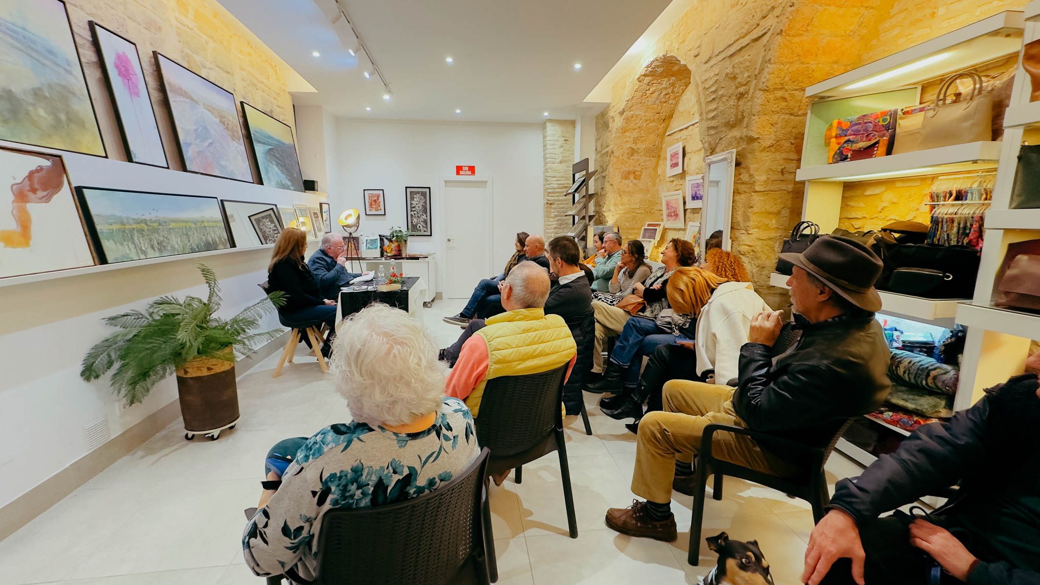 Juan Herrera, al fondo, con Ilham Otky, en MusArt. Juan Herrera, al fondo, con Ilham Otky, en MusArt.