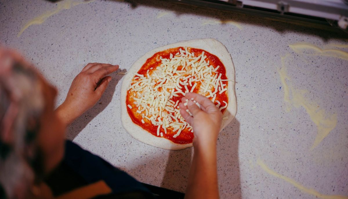 Preparación de la pizza con mozarella.