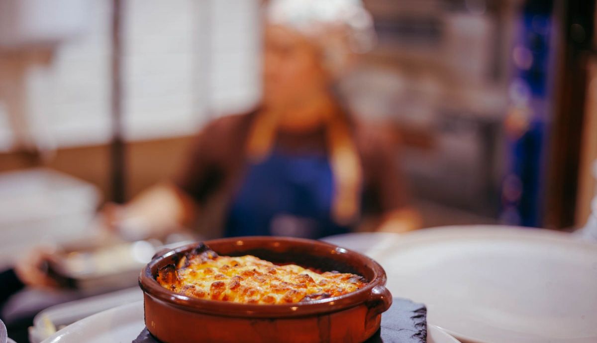 La carta también incluye lasañas. 