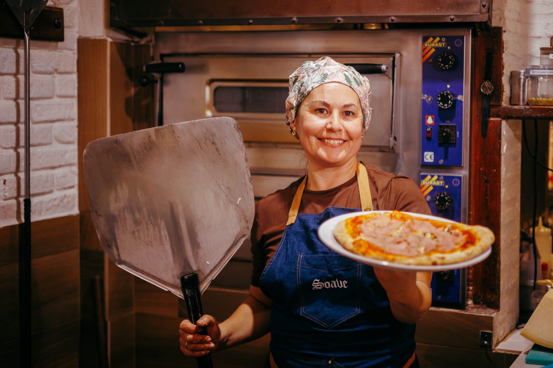 Digna Ortega, al frente del restaurante Soave en La Barrosa, en Chiclana.