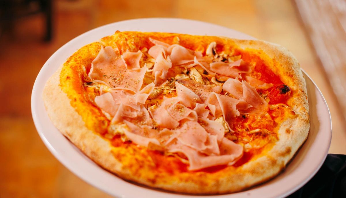 Detalle de la pizza Prosciutto Funghi.