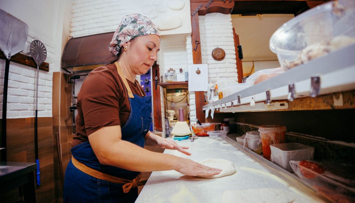La granadina prepara la masa de una pizza.