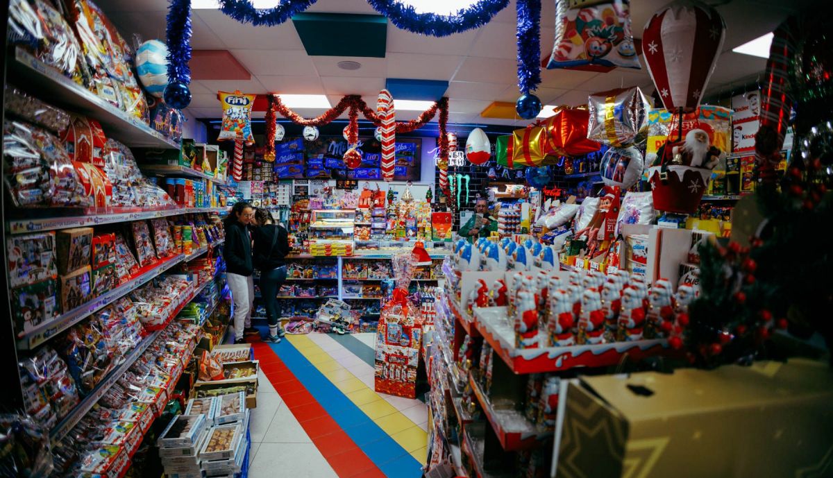Interior del local repleto de chocolatinas, refrescos y chucherías.