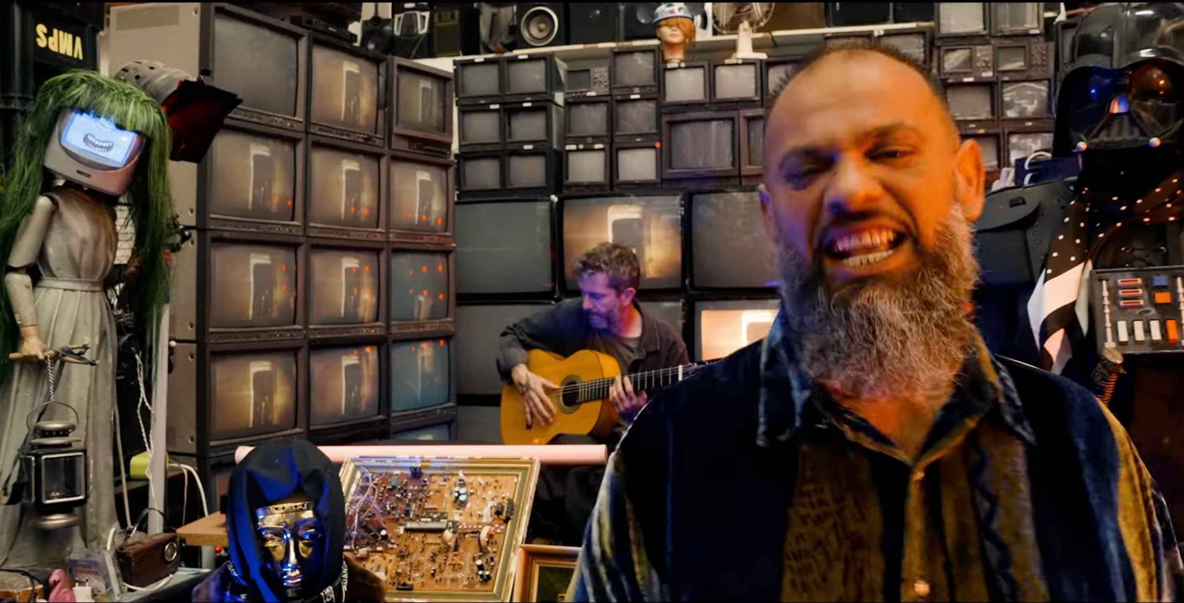 Jesule de la Tomasa, con Juan Medina a la guitarra, en su tema musical dedicado a Fernando de la Morena. Jesule de la Tomasa, con Juan Medina a la guitarra, en su tema musical dedicado a Fernando de la Morena.