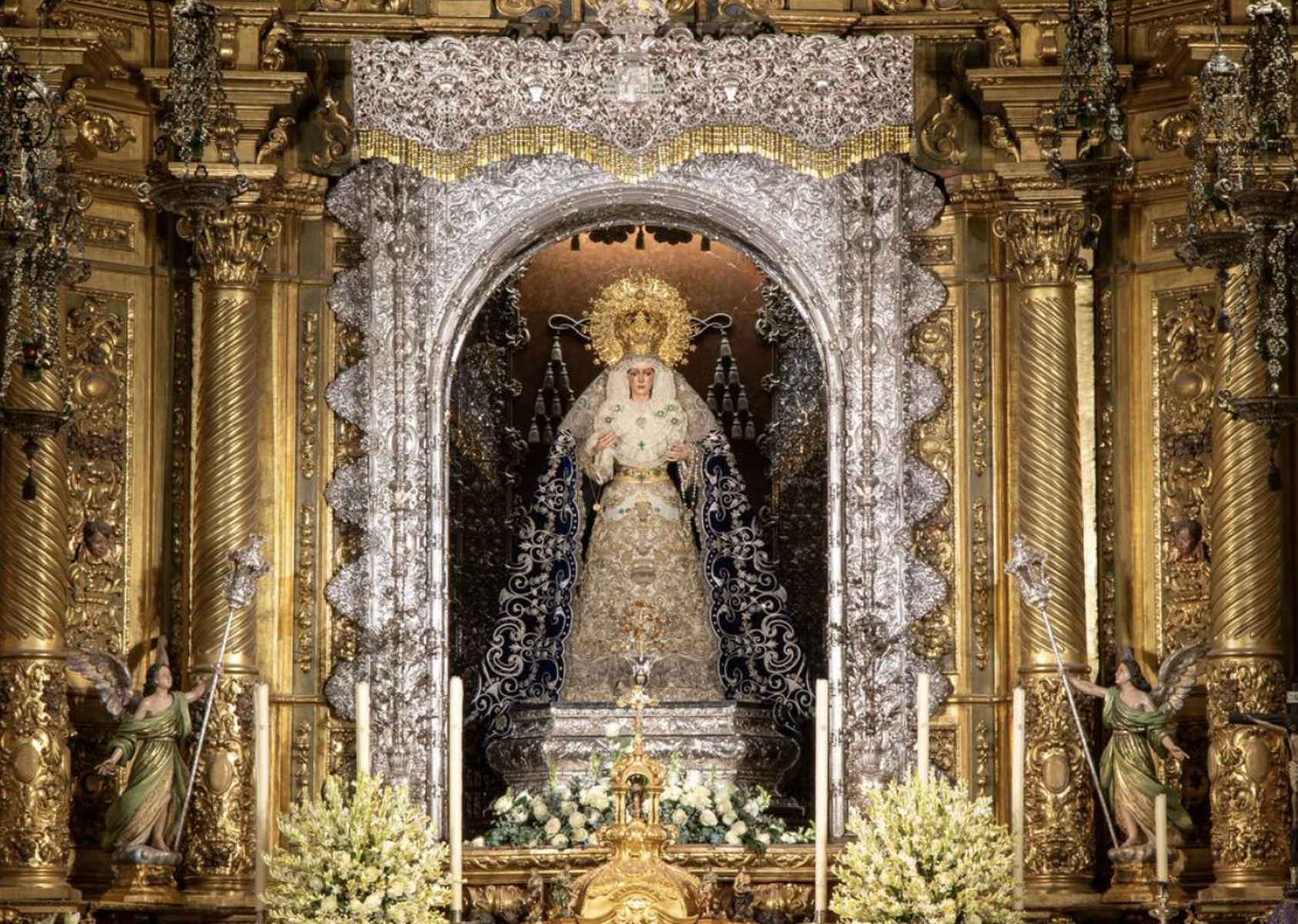 La Macarena, ya en el altar mayor de su basílica.   FOTO: ÁLVARO HERAS