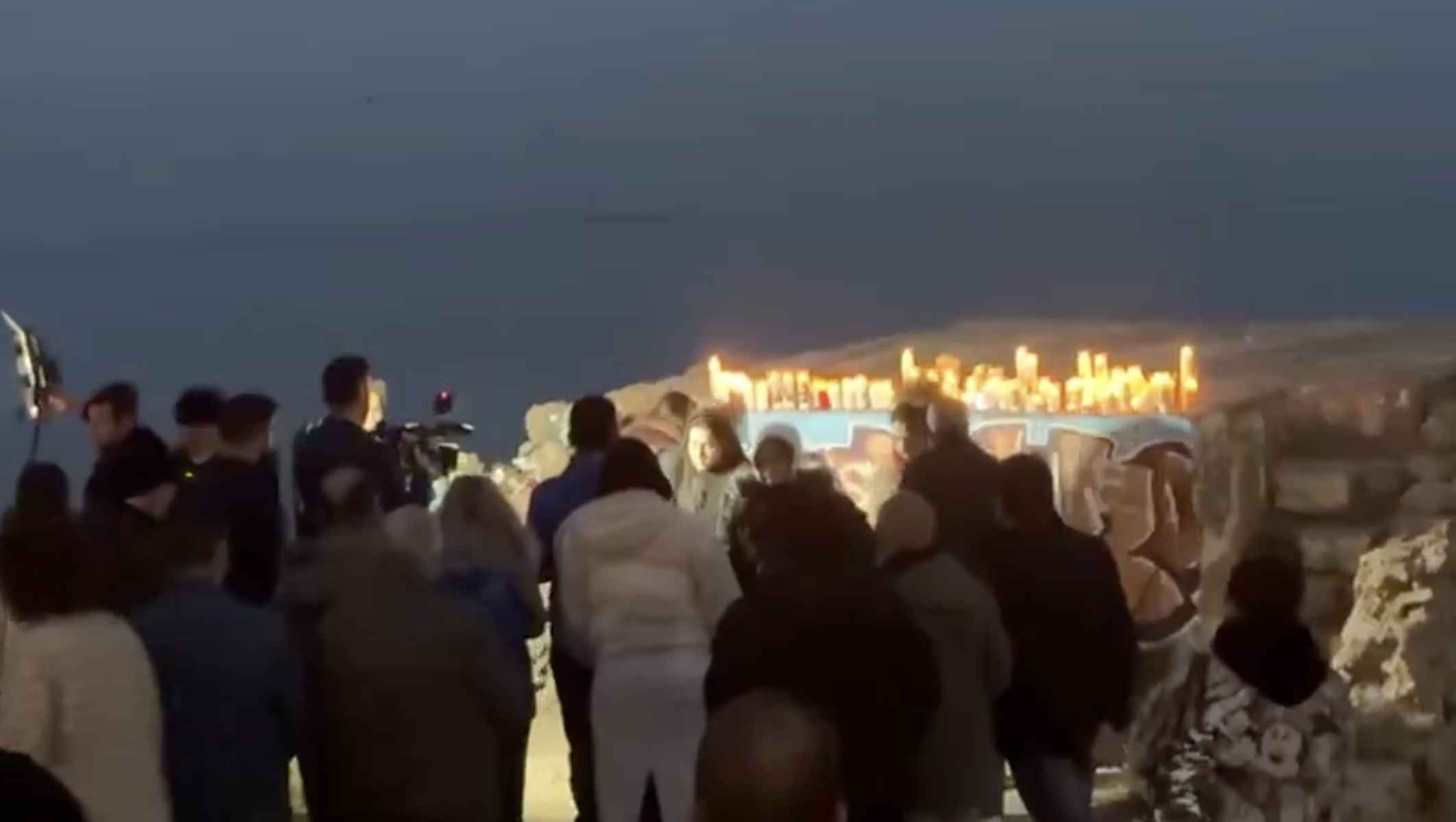 Homenaje en el búnker en el que fue encontrado el pequeño Luca. Homenaje en el búnker en el que fue encontrado el pequeño Luca.