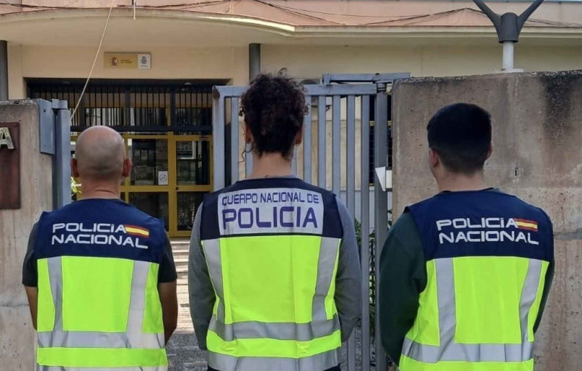 Los tres agentes de la Policía Nacional que han salvado la vida a un hombre en Málaga. Los tres agentes de la Policía Nacional que han salvado la vida a un hombre en Málaga.