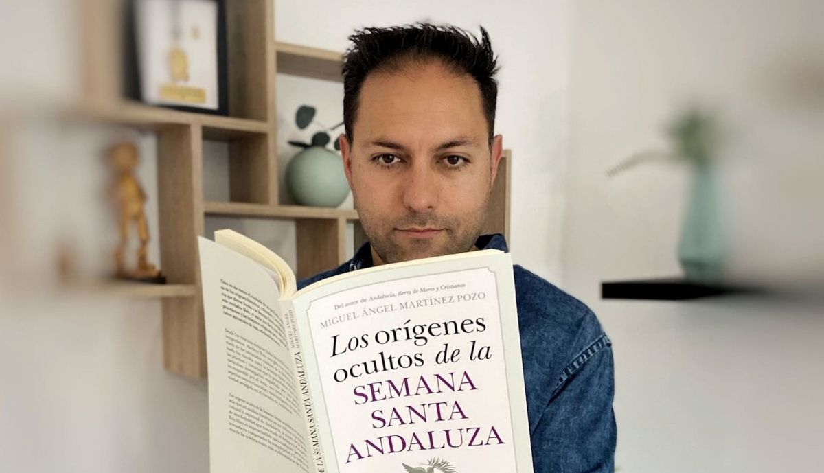 Miguel Ángel Martínez Pozo, con uno de sus ensayos.