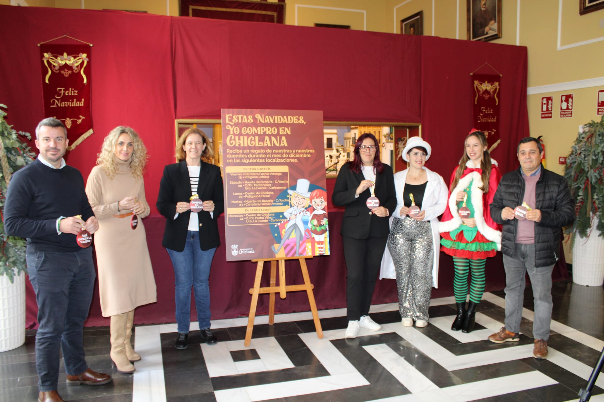 La delegada y empresarios locales en la presentación de la campaña de Navidad. La delegada y empresarios locales en la presentación de la campaña de Navidad.