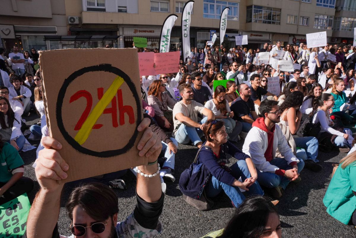 Un momento de la manifestación por la huelga de médicos en Cádiz este jueves. Un momento de la manifestación por la huelga de médicos en Cádiz este jueves.