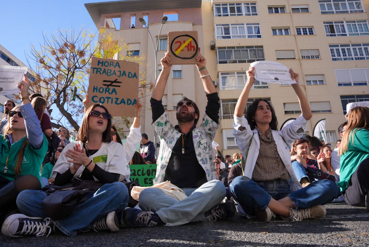 Manifestantes sentados en la calzada frente al hospital Puerta del Mar de Cádiz este jueves. Manifestantes sentados en la calzada frente al hospital Puerta del Mar de Cádiz este jueves.