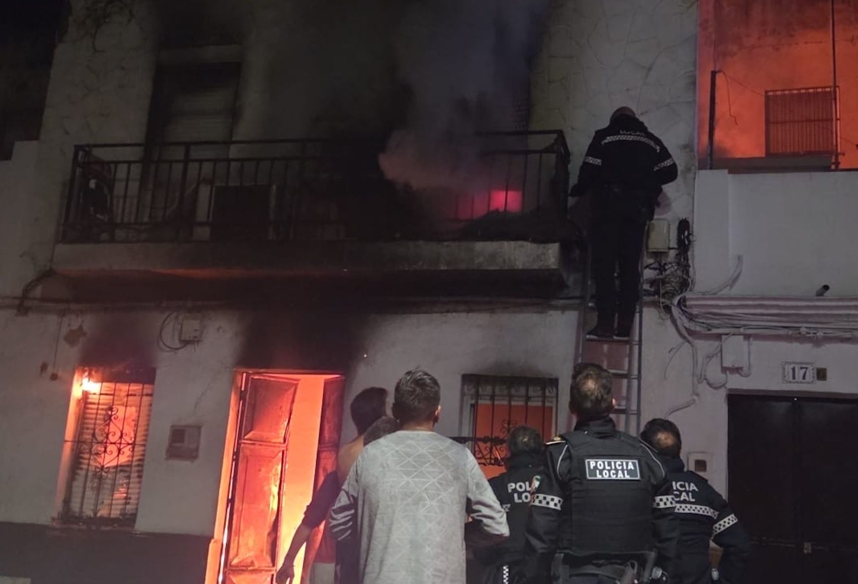 El incendio de la casa de Coria del Río que ha dejado a seis heridos. El incendio de la casa de Coria del Río que ha dejado a seis heridos.