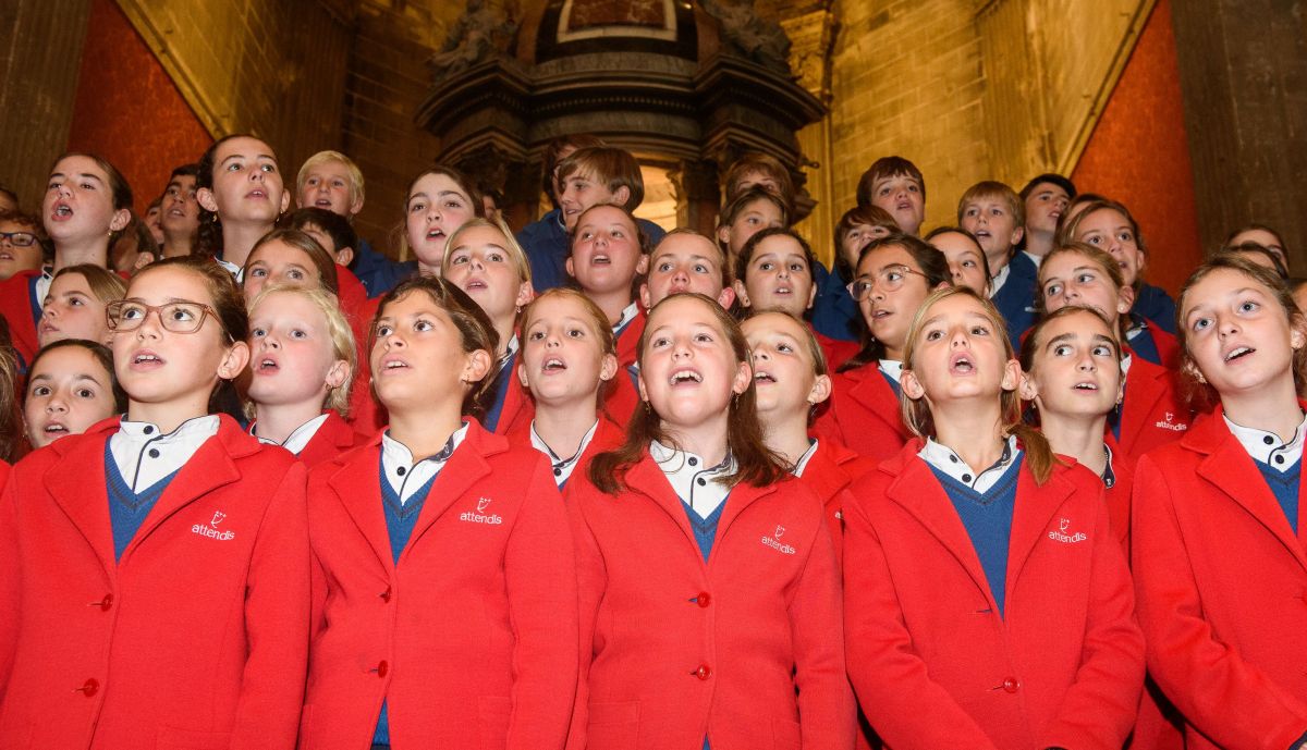 El alumnado interpreta villancicos en la Iglesia Mayor Prioral.