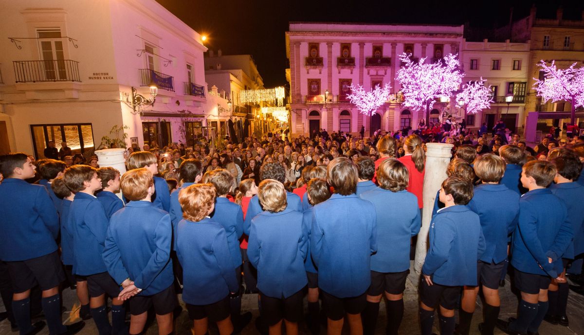Los alumnos y alumnas, en la plaza de España.