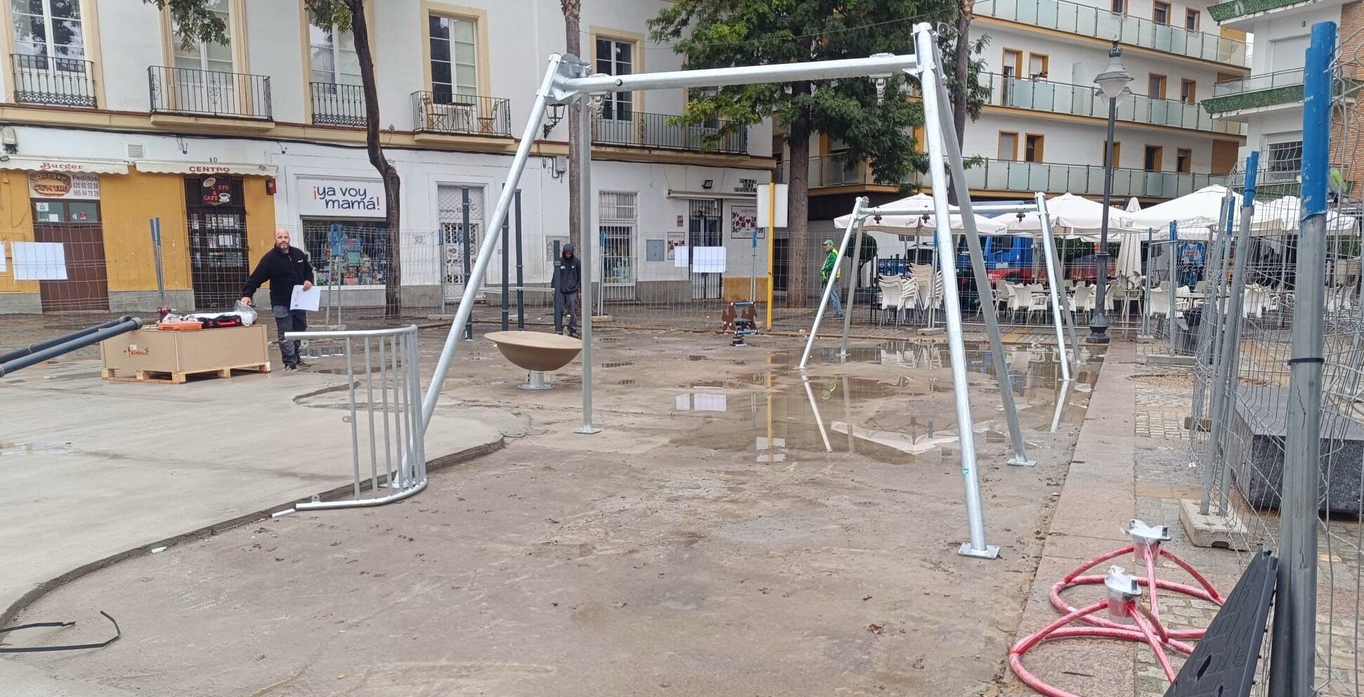Los columpios que se están instalando en esta plaza del centro de Jerez.