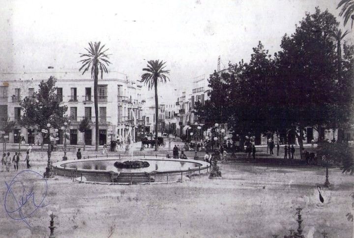 Antigua postal de principios del siglo XX de la fuente de la Plaza del Arenal. Antigua postal de principios del siglo XX de la fuente de la Plaza del Arenal.