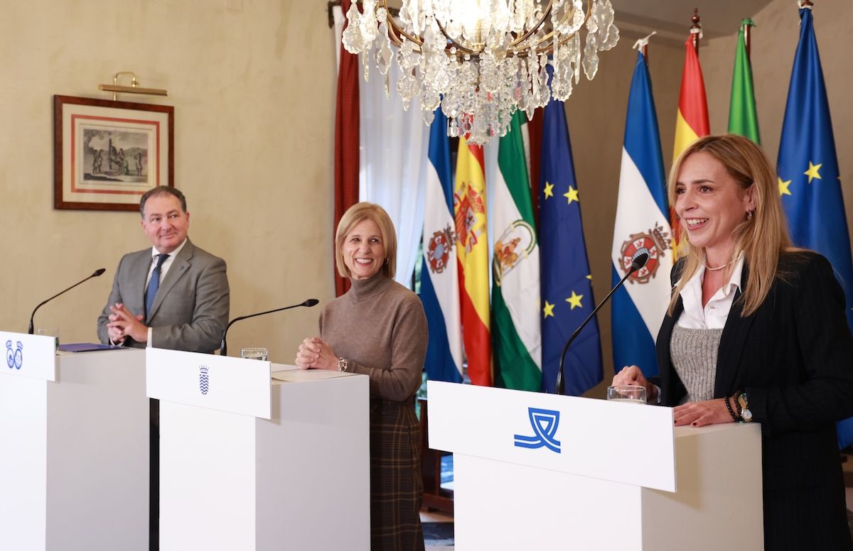 David Toscano, presidente de la Diputación de Huelva, María José García Pelayo, alcaldesa de Jerez y Almudena Martínez, presidenta de la Diputación de Cádiz.