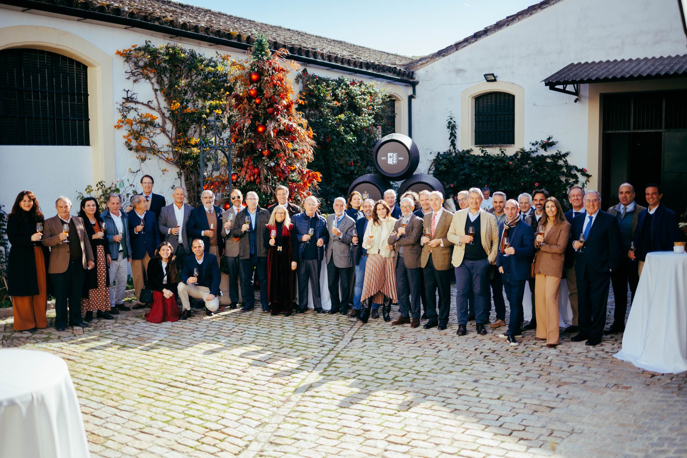 Foto de familia de la tradicional copa navideña de Fedejerez, este año en Cayetano del Pino. Foto de familia de la tradicional copa navideña de Fedejerez, este año en Cayetano del Pino.