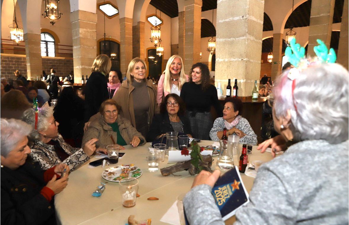 La alcaldesa y la delegada departiendo con asistentes a la Zambomba de las mujeres. La alcaldesa y la delegada departiendo con asistentes a la Zambomba de las mujeres.
