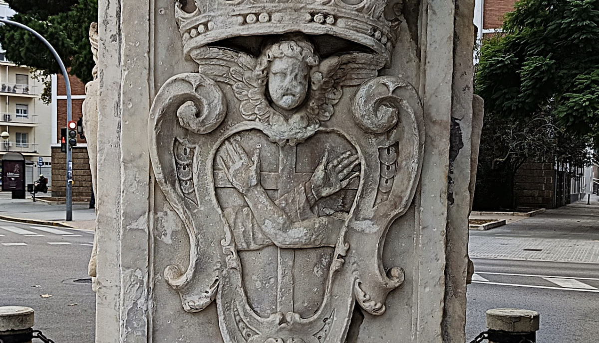 Detalle pedestal relieve escudo de la ciudad.