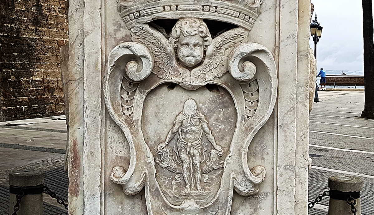 Detalle pedestal relieve Fray Pablo rezando ante la Inmaculada.