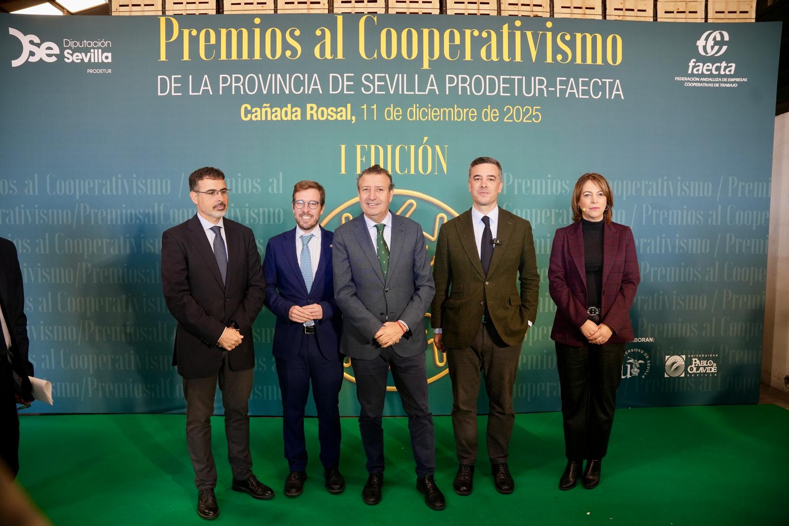 El presidente con los galardonados en los Premios al Cooperativismo en la Provincia de Sevilla. El presidente con los galardonados en los Premios al Cooperativismo en la Provincia de Sevilla.