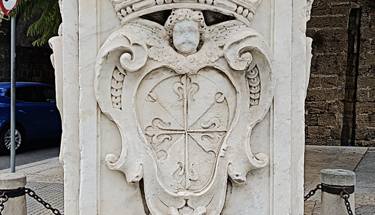 Triunfo de la Inmaculada, detalle capital y base de la imagen.