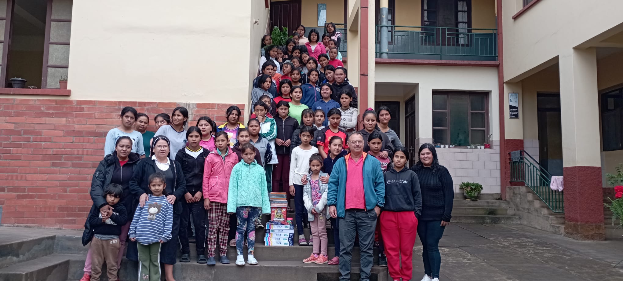 Jesús Antonio Fernández Olmedo, con algunas de las personas con las que colabora en Bolivia. Jesús Antonio Fernández Olmedo, con algunas de las personas con las que colabora en Bolivia.