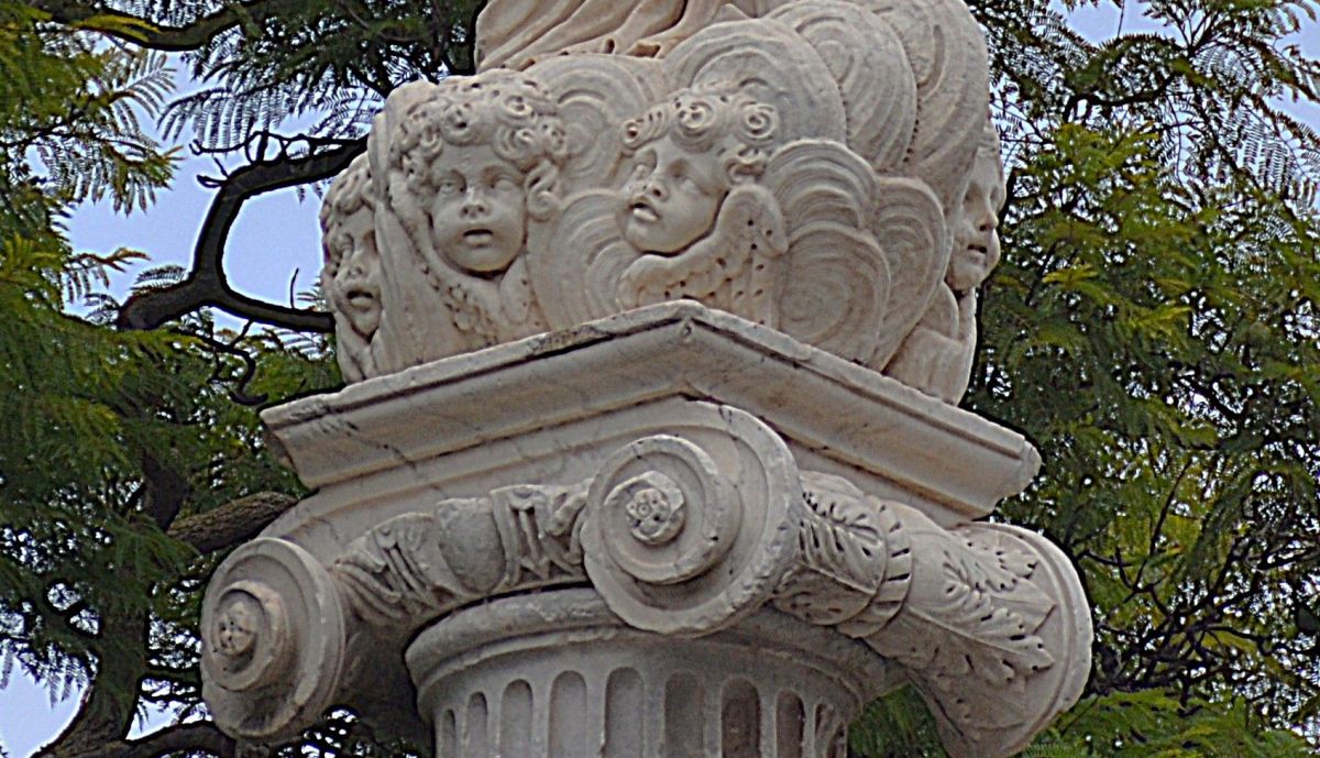 9 Triunfo de la Inmaculada, detalle capital y base de la imagen (1)