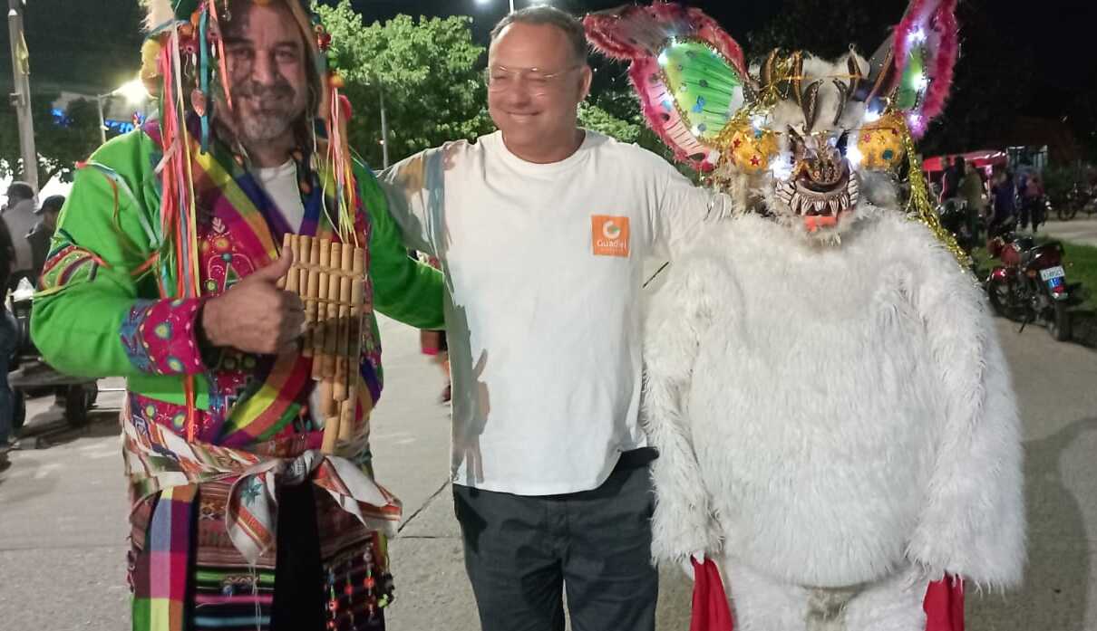 El organizador del evento, junto a personas vestidas con ropa de la Diablada boliviana. El organizador del evento, junto a personas vestidas con ropa de la Diablada boliviana.