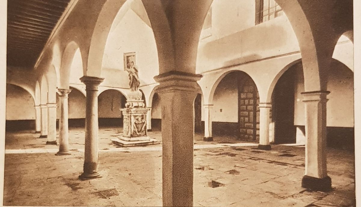 Imagen de la Inmaculada en el atrio de la iglesia. del convento de Capuchinos apoyada directamente sobre el pedestal. Foto Lucien Roisin Besnard, (1906 1915)