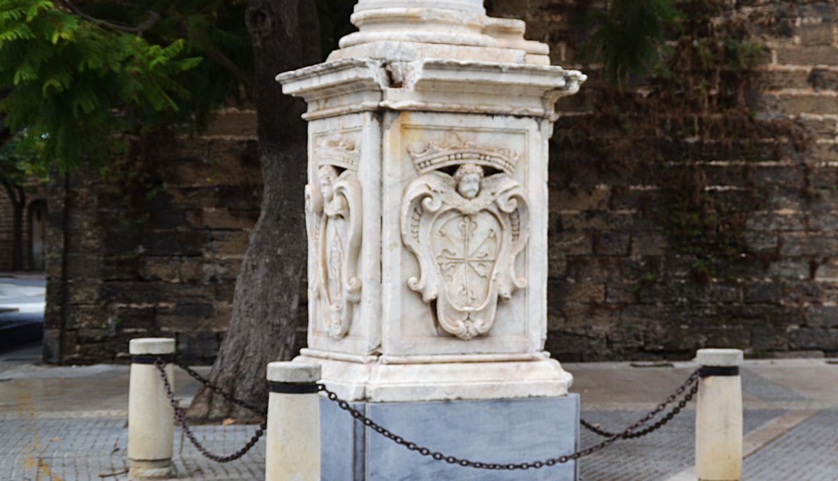 Triunfo de la Inmaculada, pedestal y cadena.