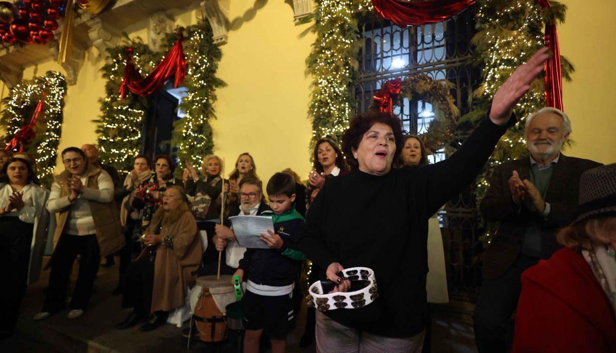 Un coro recibió a la caravana de taxis en el Ayuntamiento.