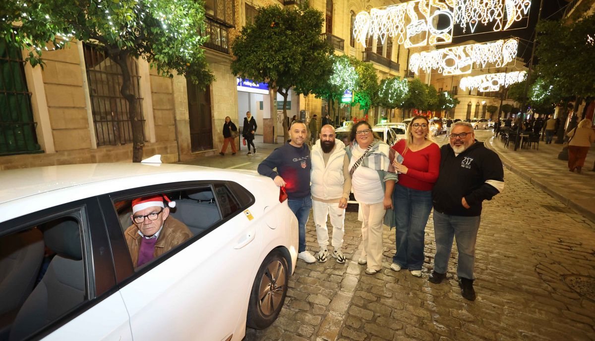 Algunos de los taxistas que han participado en tan bonita iniciativa.