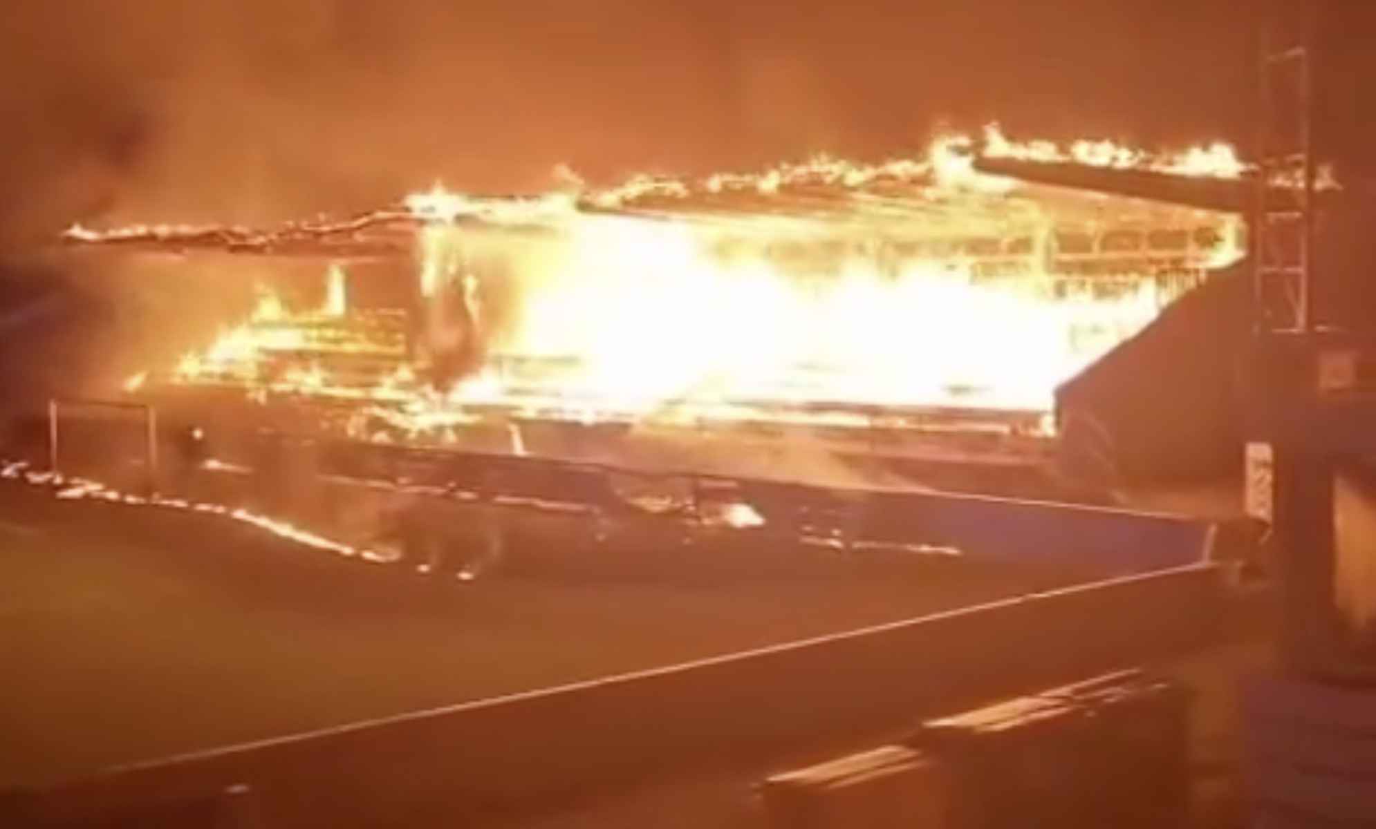 La grada, ardiendo tras ser incendiada por unos jóvenes.