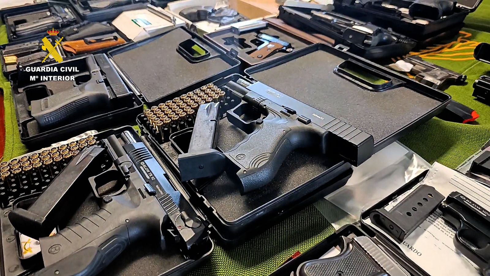 Las armas encontradas por la Guardia Civil.