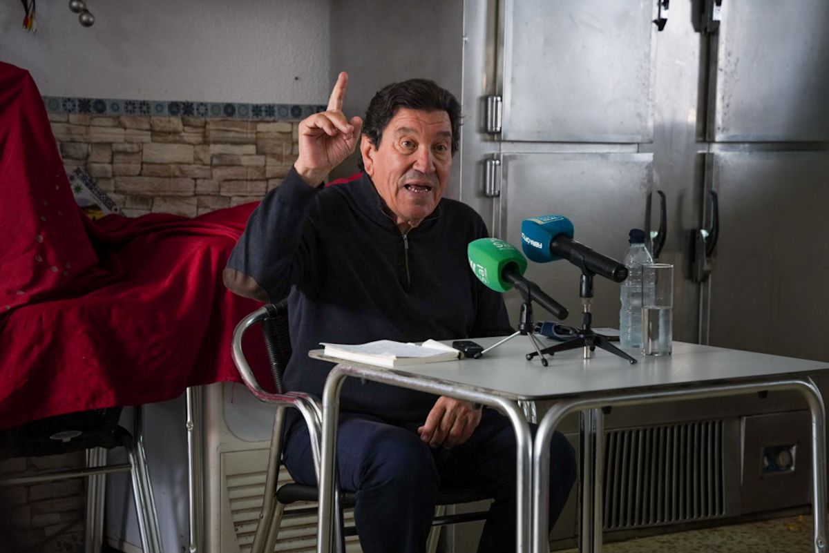 El ex alcalde de Puerto Real, José Antonio Barroso, en la rueda de prensa convocada en el Barrio Jarana. El ex alcalde de Puerto Real, José Antonio Barroso, en la rueda de prensa convocada en el Barrio Jarana.