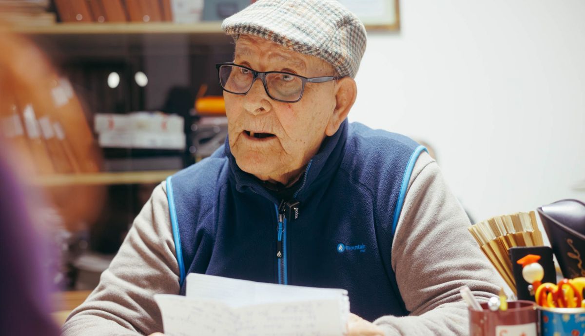 Francisco desgrana su historia de vida desde el centro de mayores Santa Ana.