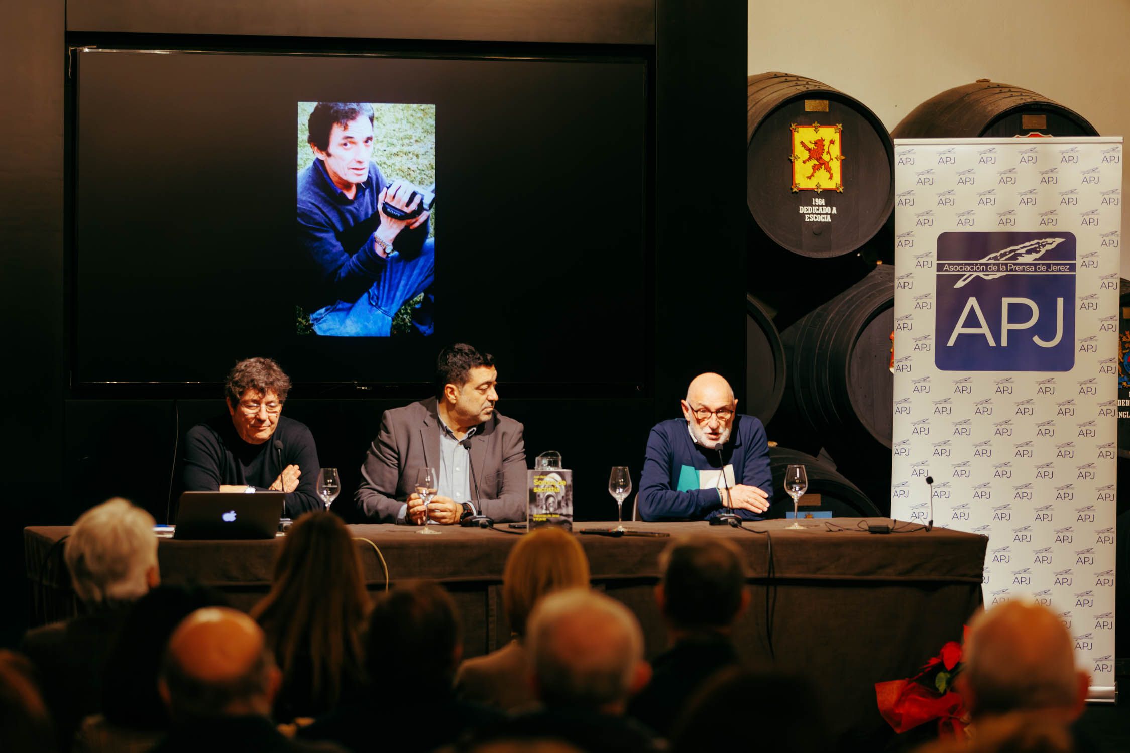 El periodista Pedro Ingelmo, Javier Benítez, presidente de la APJ y Antonio Aguayo, presidente de Peripecias Libros.